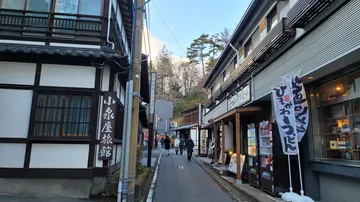 群馬県 草津温泉の温泉街（旅館の並ぶ道）