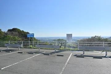 茨城県 朝日峠の駐車場（車止めと区画の線）