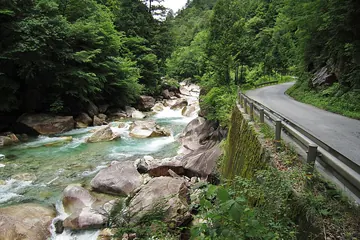 長野県 大桑村 阿寺川の渓谷と川沿いの道