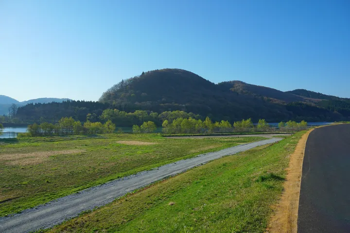 秋田県 能代市 新緑の米代川と七座山