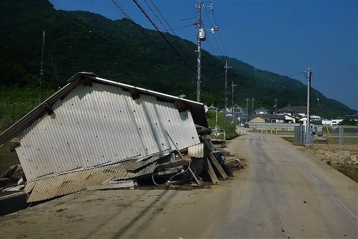 平成30年7月豪雨で壊れた小屋（岡山県倉敷市真備・2018年7月14日）