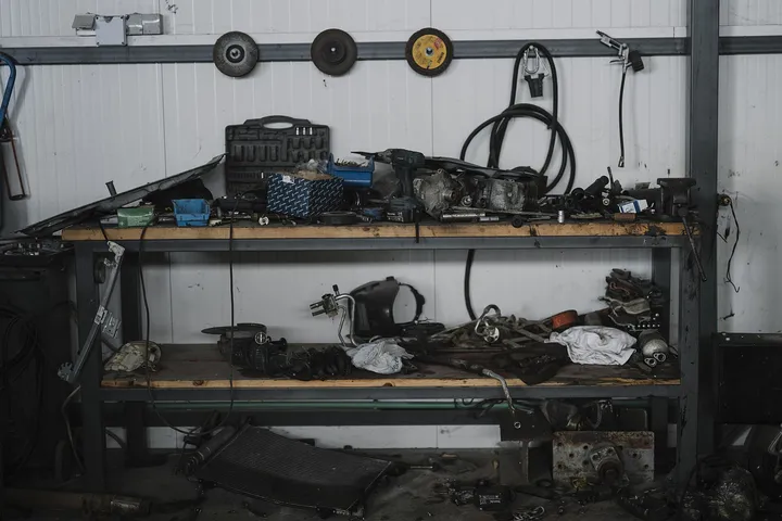 工具を並べた作業台