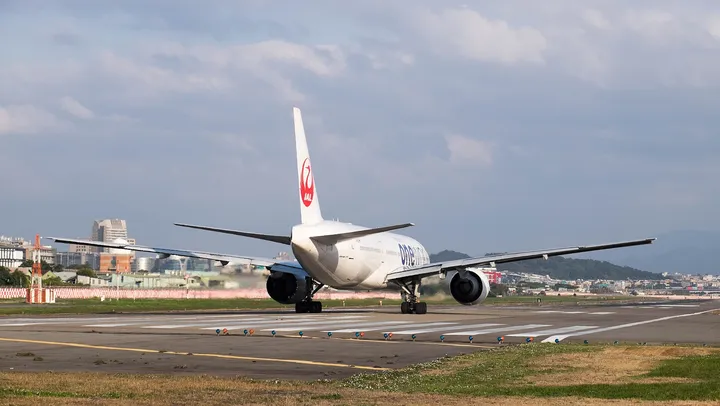 空港の滑走路の旅客機