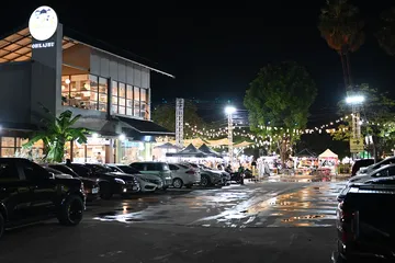 夜の駐車場の明かり