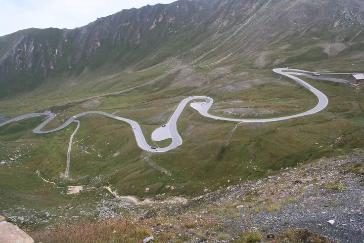アルプスの峠の九十九折りの道