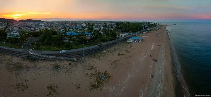 海岸と夕暮れの町（三重県鈴鹿市）