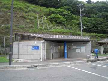 駐車場の公衆トイレ