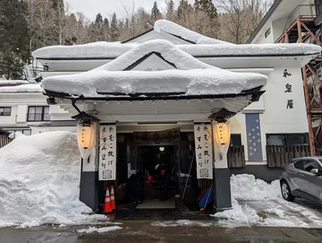 雪の日の温泉の入口