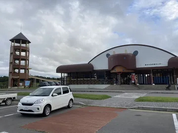 道の駅の建物と駐車場