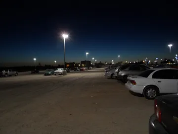 夜の広い駐車場