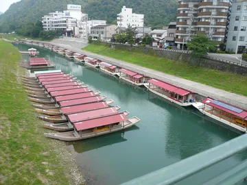 川岸に並ぶ観覧船