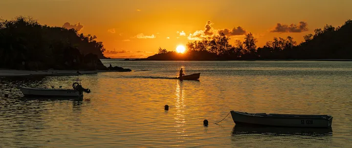 水辺の夕日
