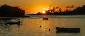 水辺の夕日