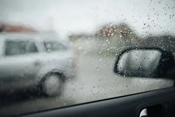 雨粒のついた車の窓