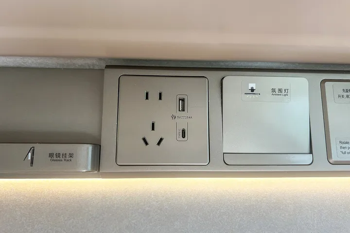 コンセントとスイッチの板
