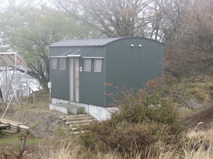 山の中のトイレの小屋