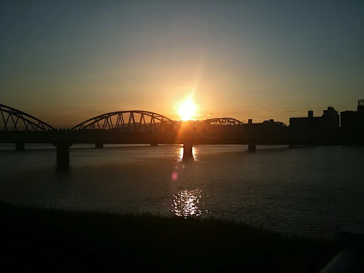 川辺の夕日と橋