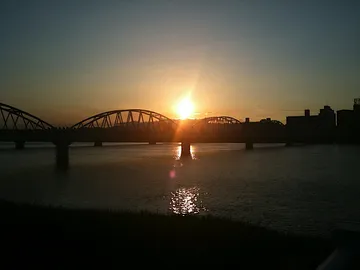 川辺の夕日と橋