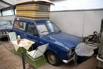 車の横に出したテーブルと椅子