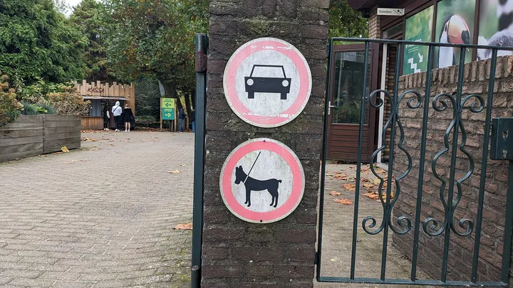 犬の立ち入りを禁じる標識