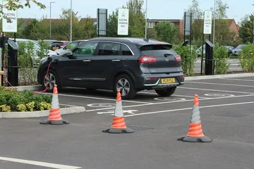 駐車場に置いたコーン