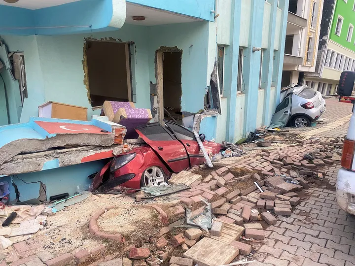 地震でこわれた建物と車