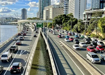 車の混む道路