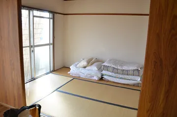 布団を敷いた和室