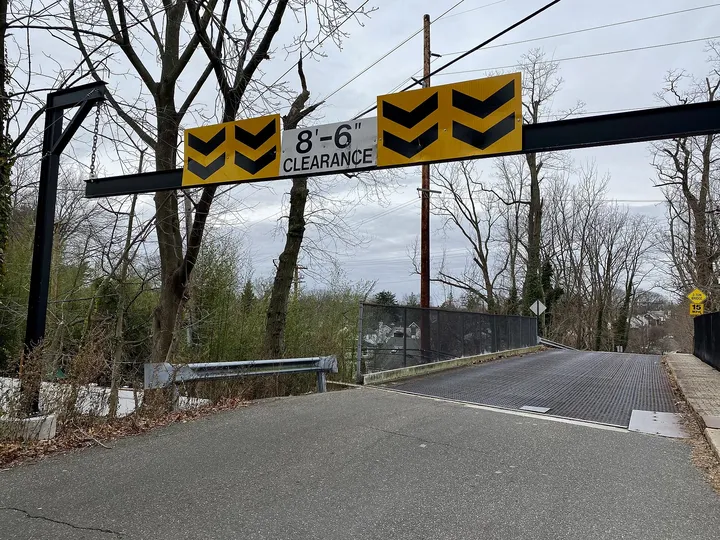 高さ制限の門のある道