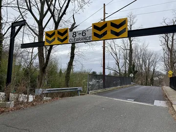 高さ制限の門のある道