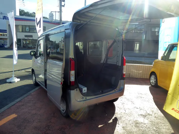 後ろの扉を開けた車