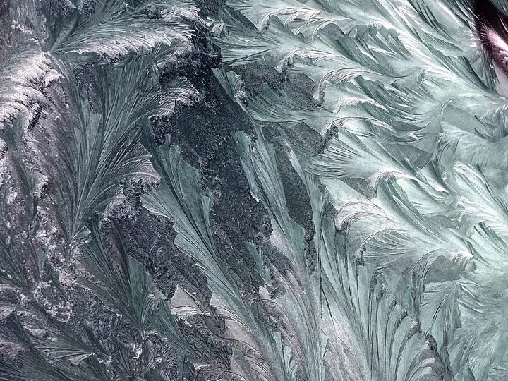 窓の霜の模様