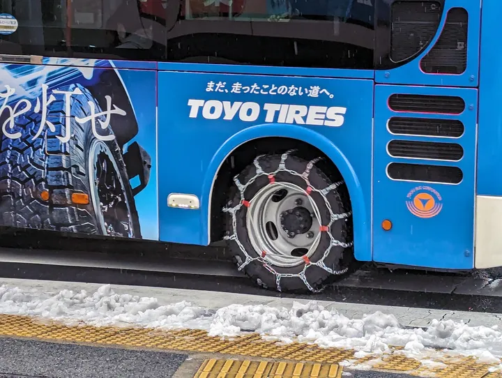 チェーンを巻いたバスのタイヤ