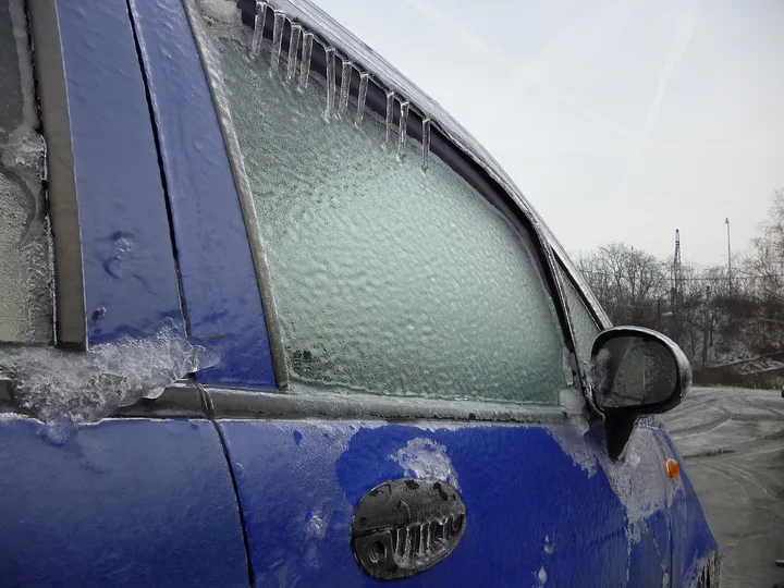 凍りついた車のドア