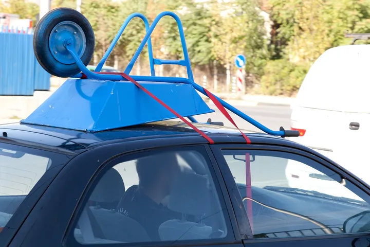 屋根の上に荷物を積んだ車