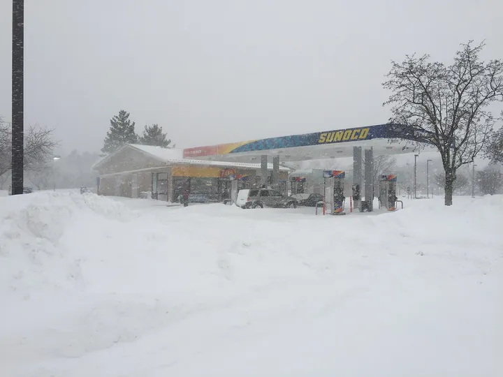 雪の日のガソリンスタンド