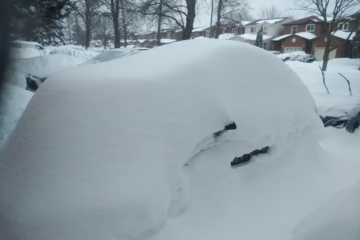 雪に埋もれた車