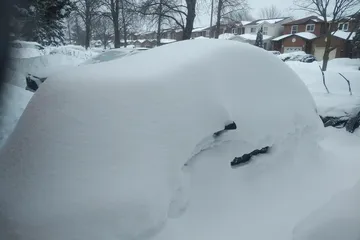 雪に埋もれた車
