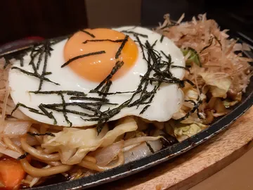 目玉焼きをのせた焼きそば
