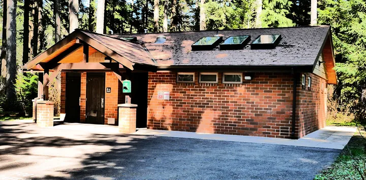 公園のトイレの建物