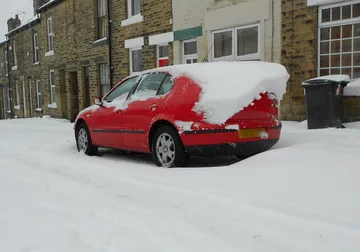雪をかぶった車