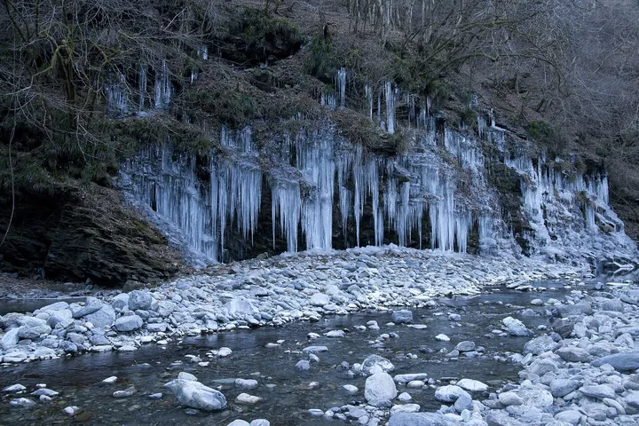 冬のつららの滝