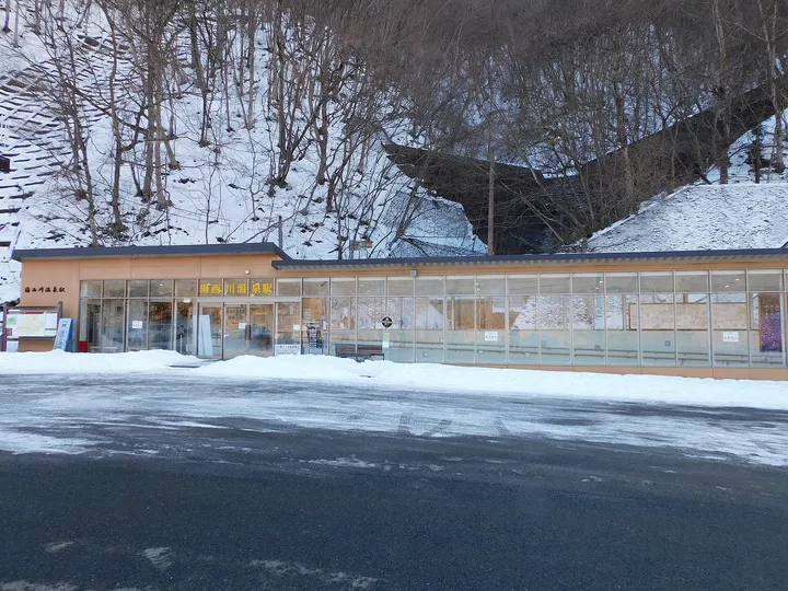 雪の残る里の建物