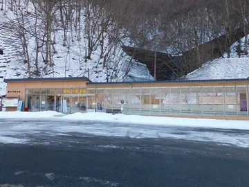 雪の残る里の建物