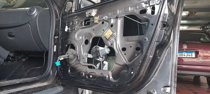 内張りを外した車のドア