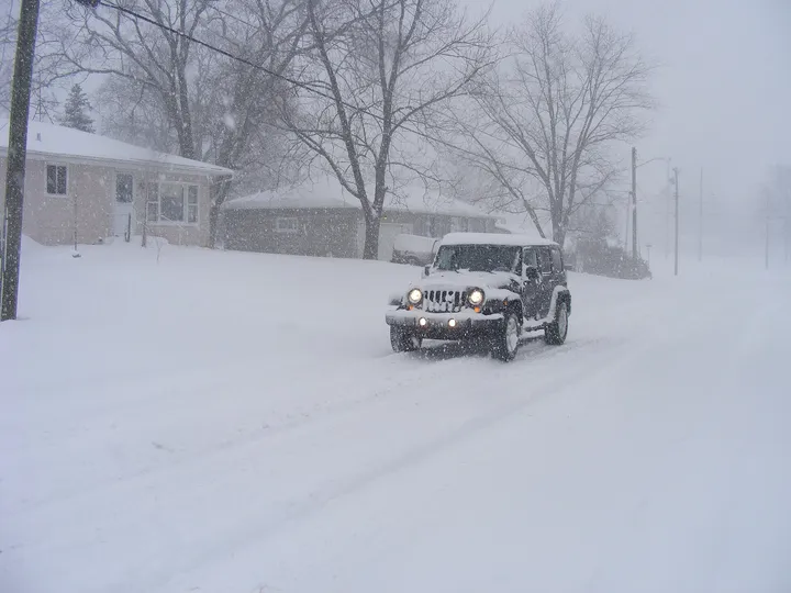 雪道を走る車
