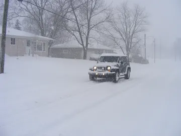 雪道を走る車