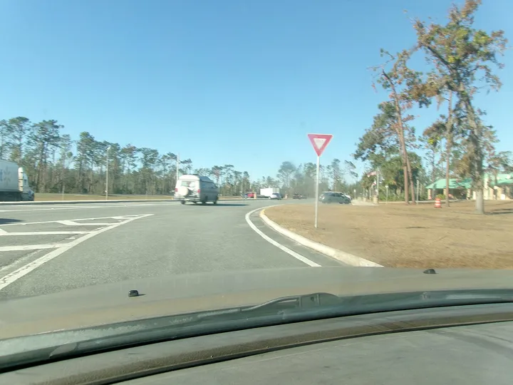 フロントガラス越しの郊外の道