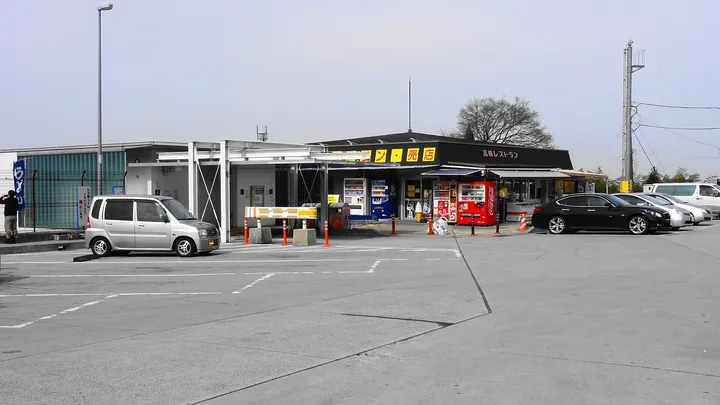 サービスエリアの建物と駐車場