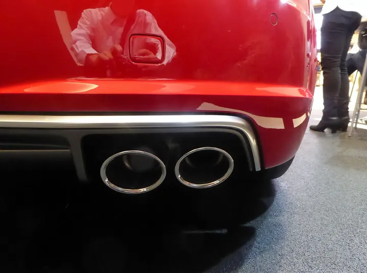 車のマフラー